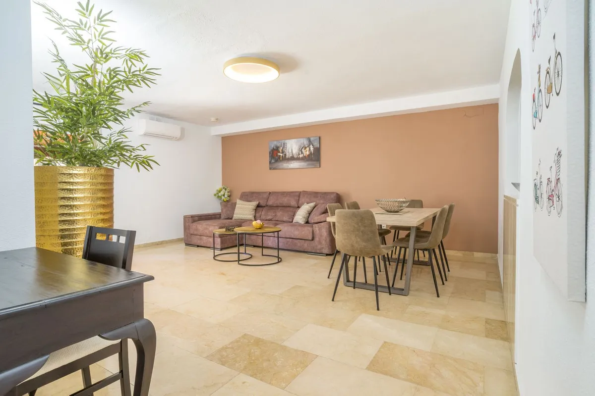 6aaae5d2-dc23-4a0c-8f8f-ab3b4508dca6