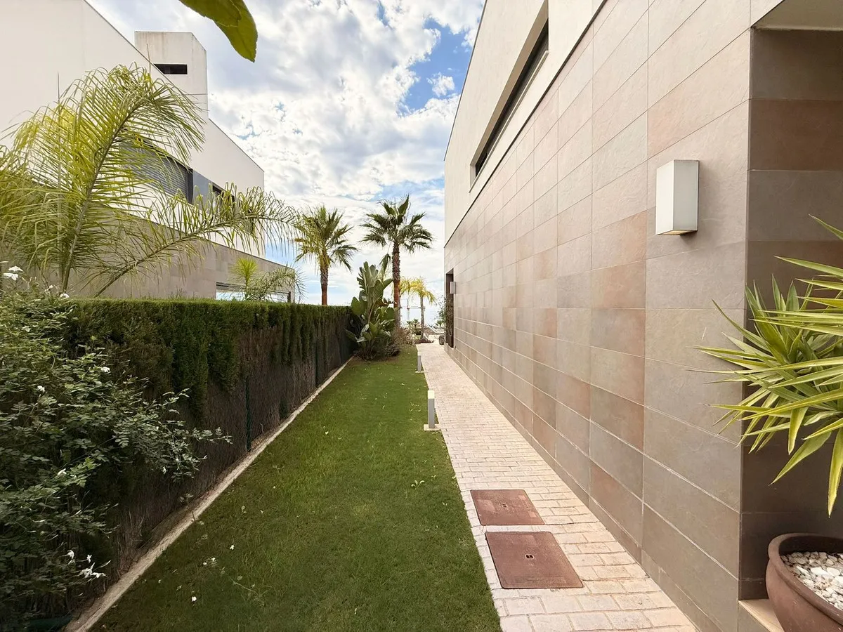 57c3ef13-c4d0-420c-b258-02e757e0daa2