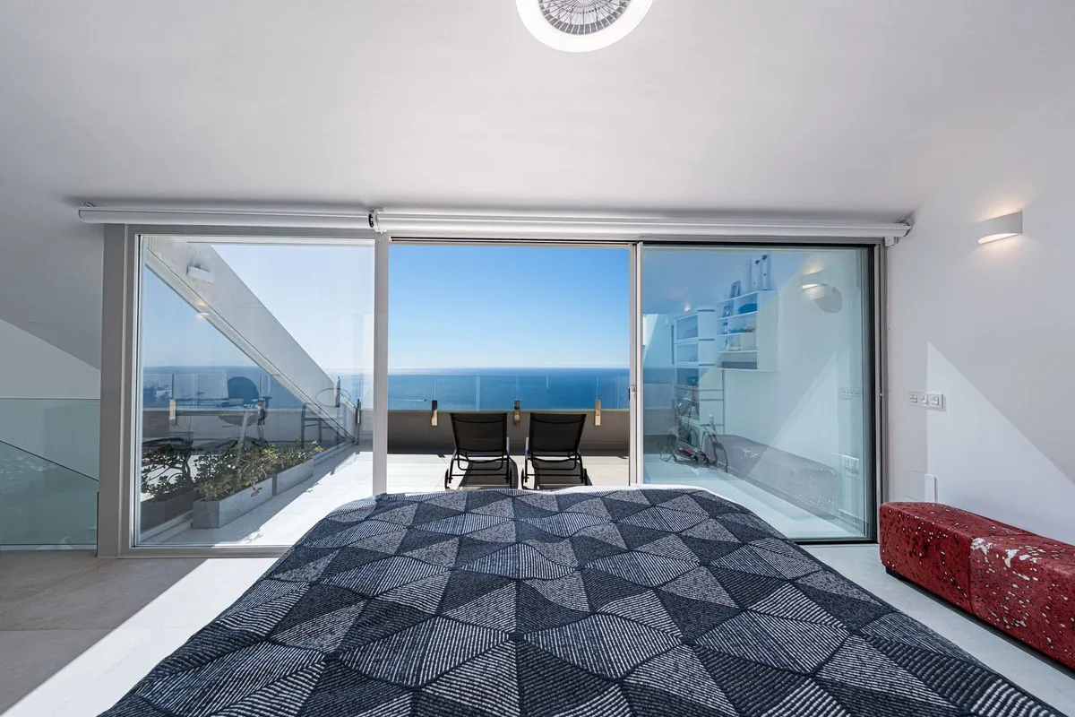 6e73a776-3fda-4342-9034-34a096d2819b