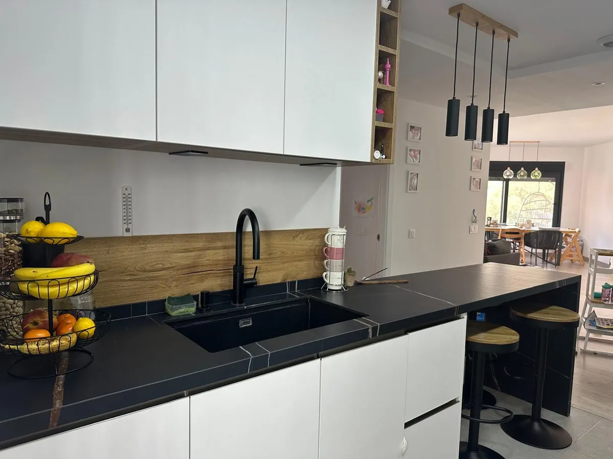 f10b286d-de22-40e3-88f1-d8db07b5f5c0