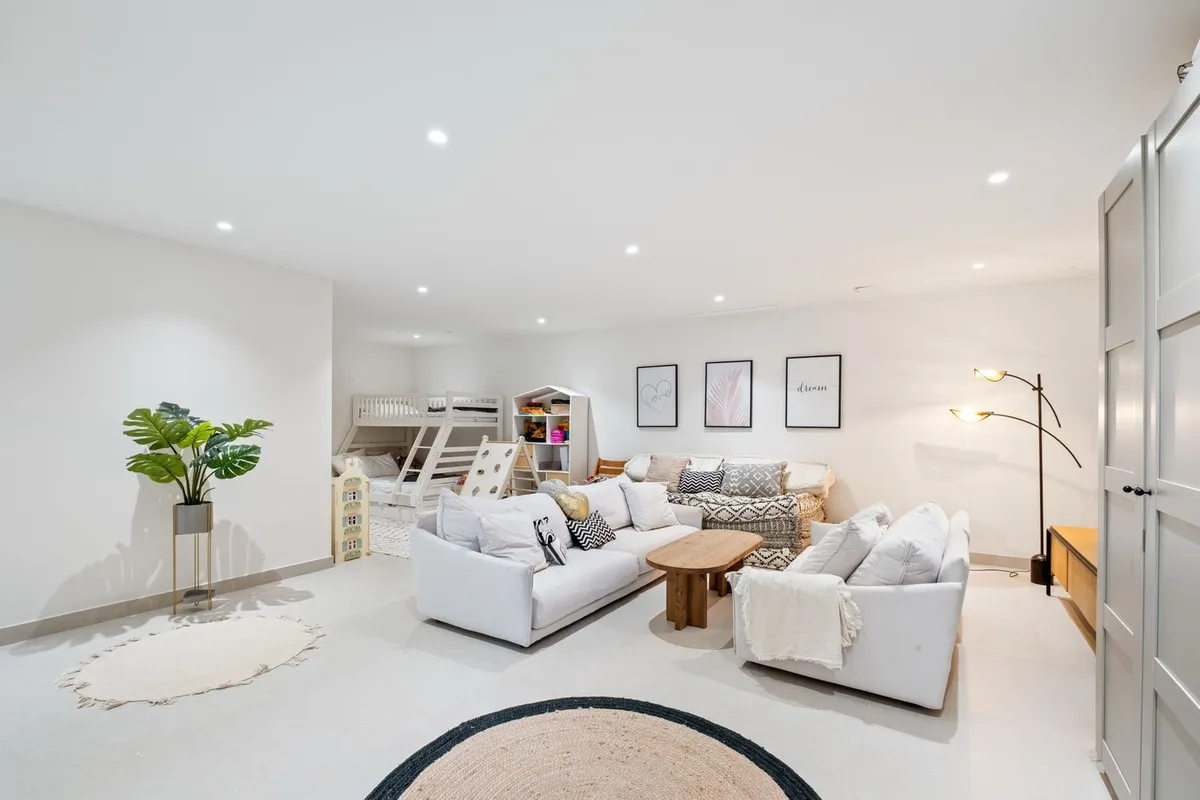 f049987f-73f9-4411-b928-03e630c03fd9