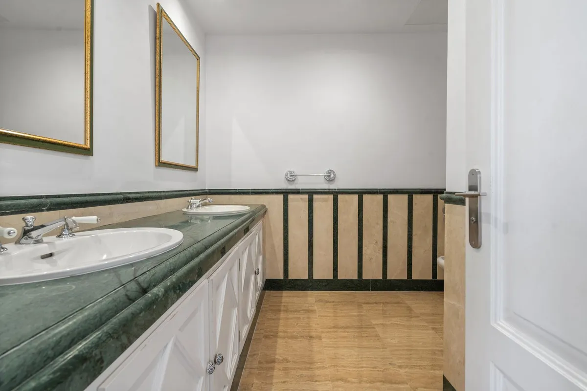 5dc9bab3-ceee-44cc-8548-5f30bec6f39e