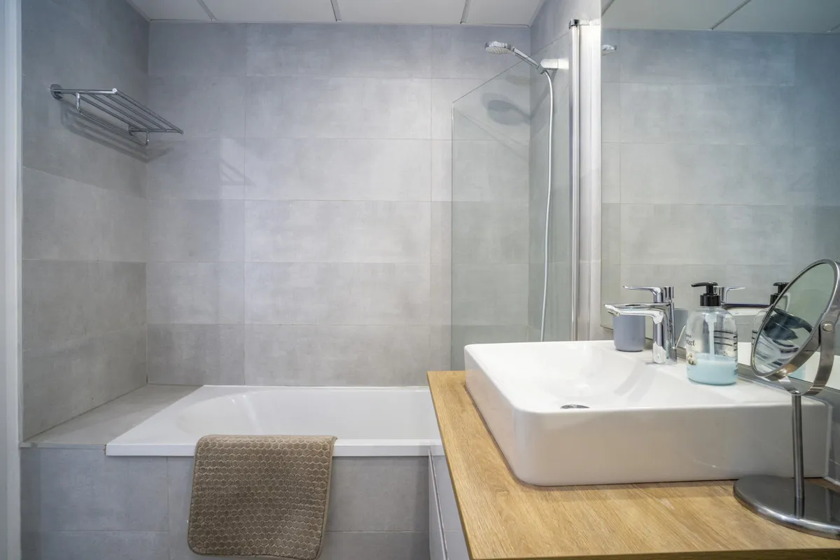 1bb08383-3bed-4272-8a7c-f4cf9c97e3b4