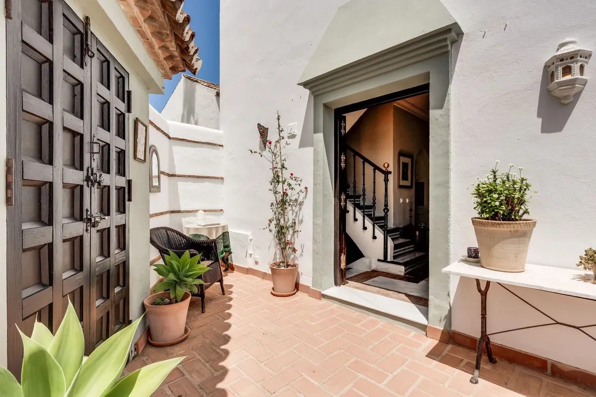 9b72c67e-7c63-4a63-a814-7005646af52b