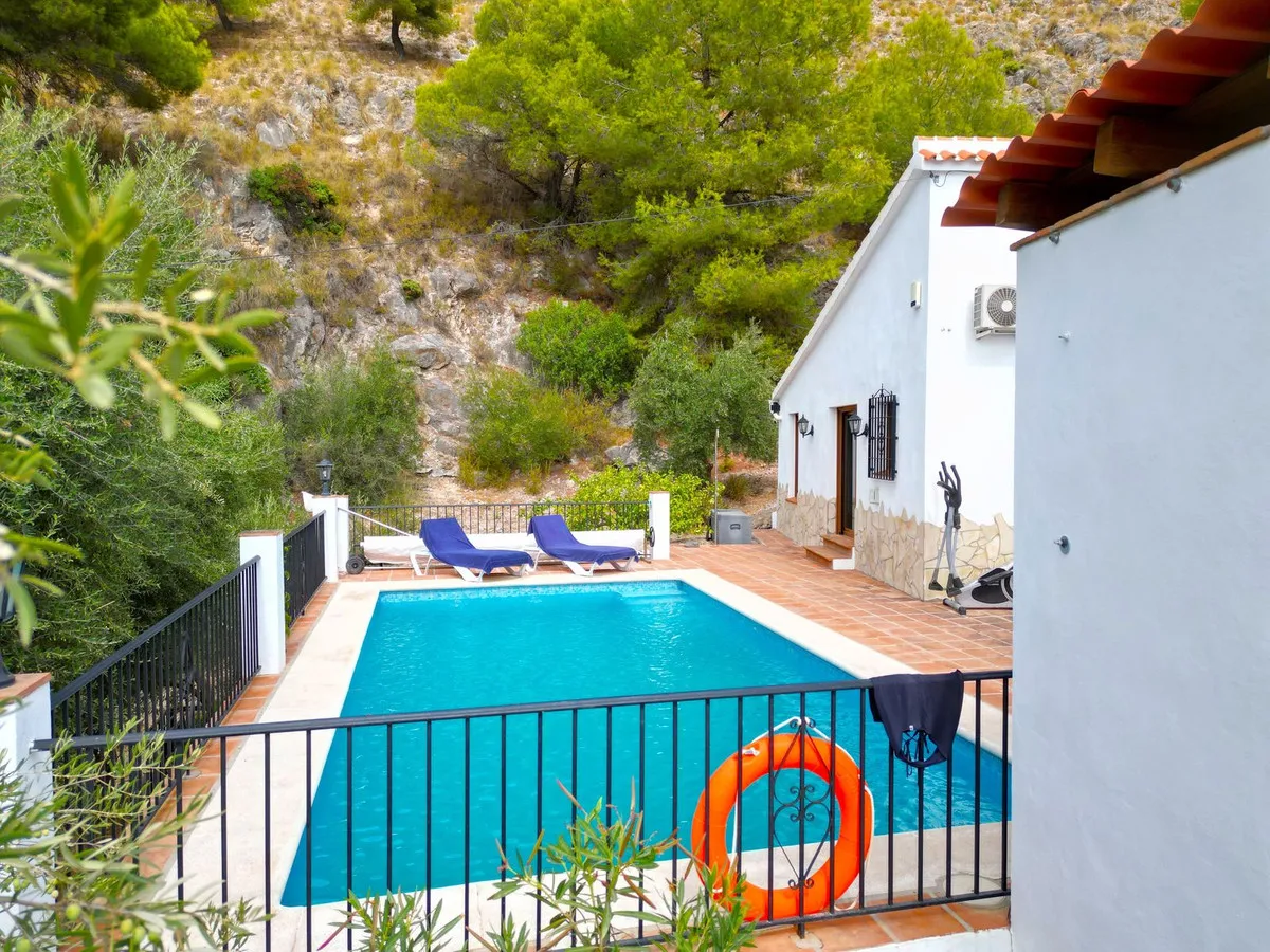 d8ff62bc-adef-4f40-8fb4-21087fc5c84f