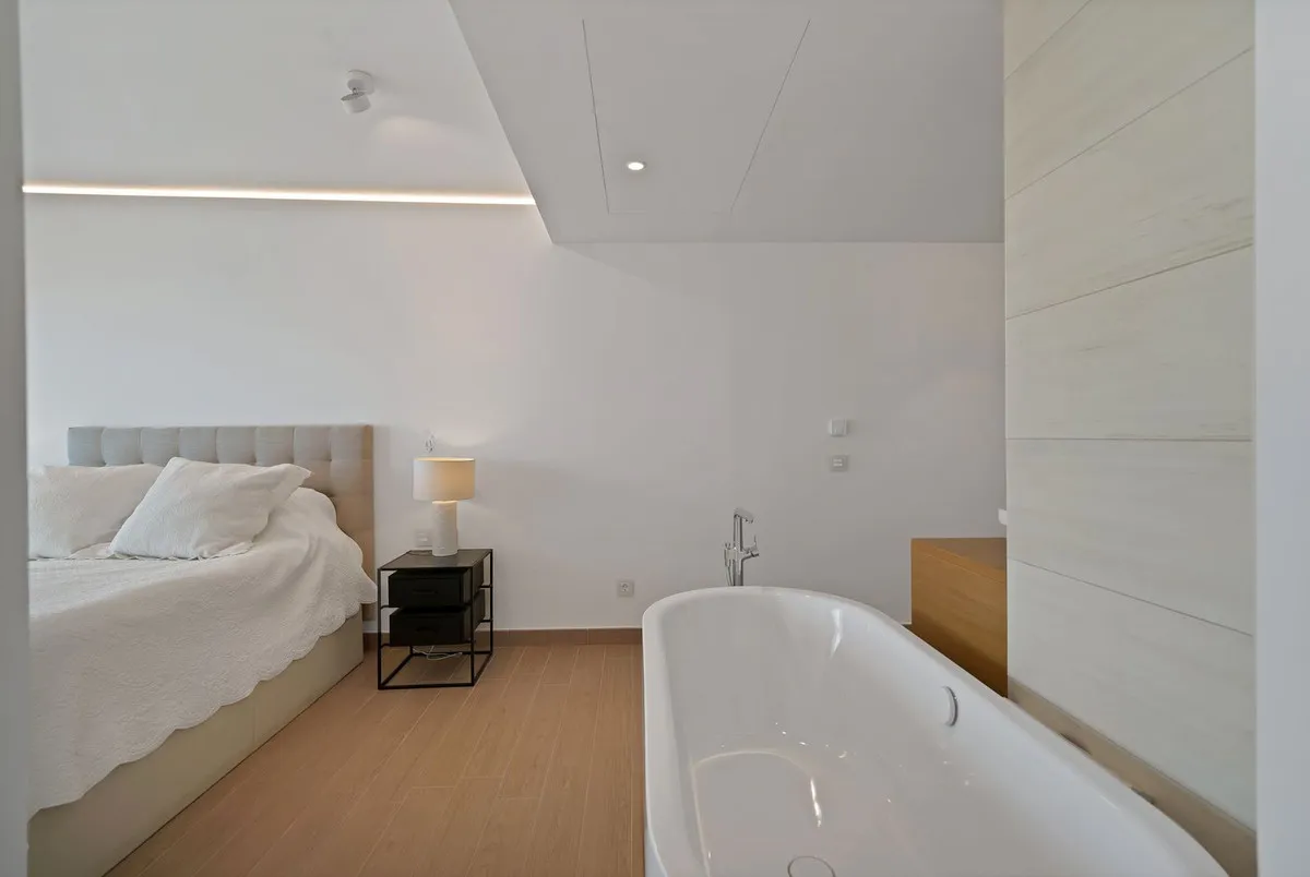 73d11b04-cf82-4c21-8968-b9cb66755aa2