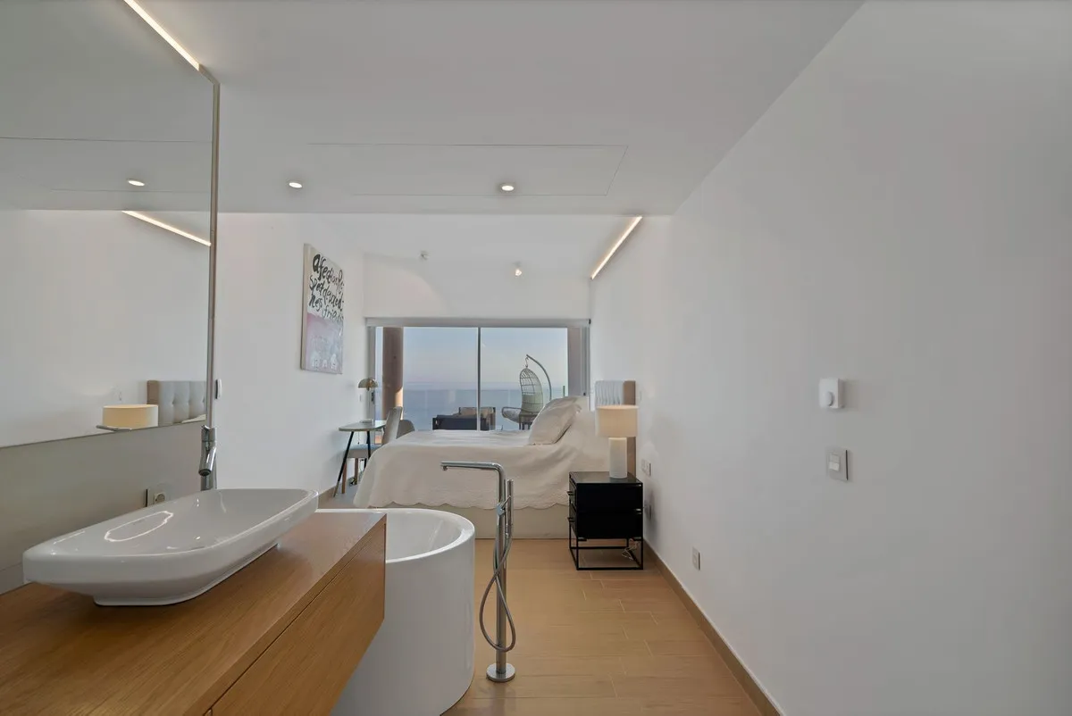 8d8ae82b-8b5a-4b4e-b5c1-ed3da6c71887