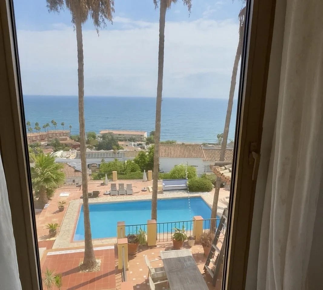 f09861b2-e896-4a34-8af0-1e9d3f1be2be