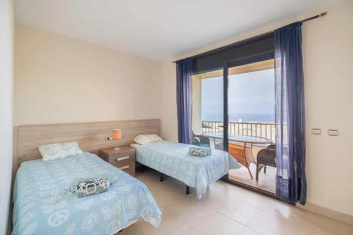 06f0fc21-8152-432f-be99-772b53154e15