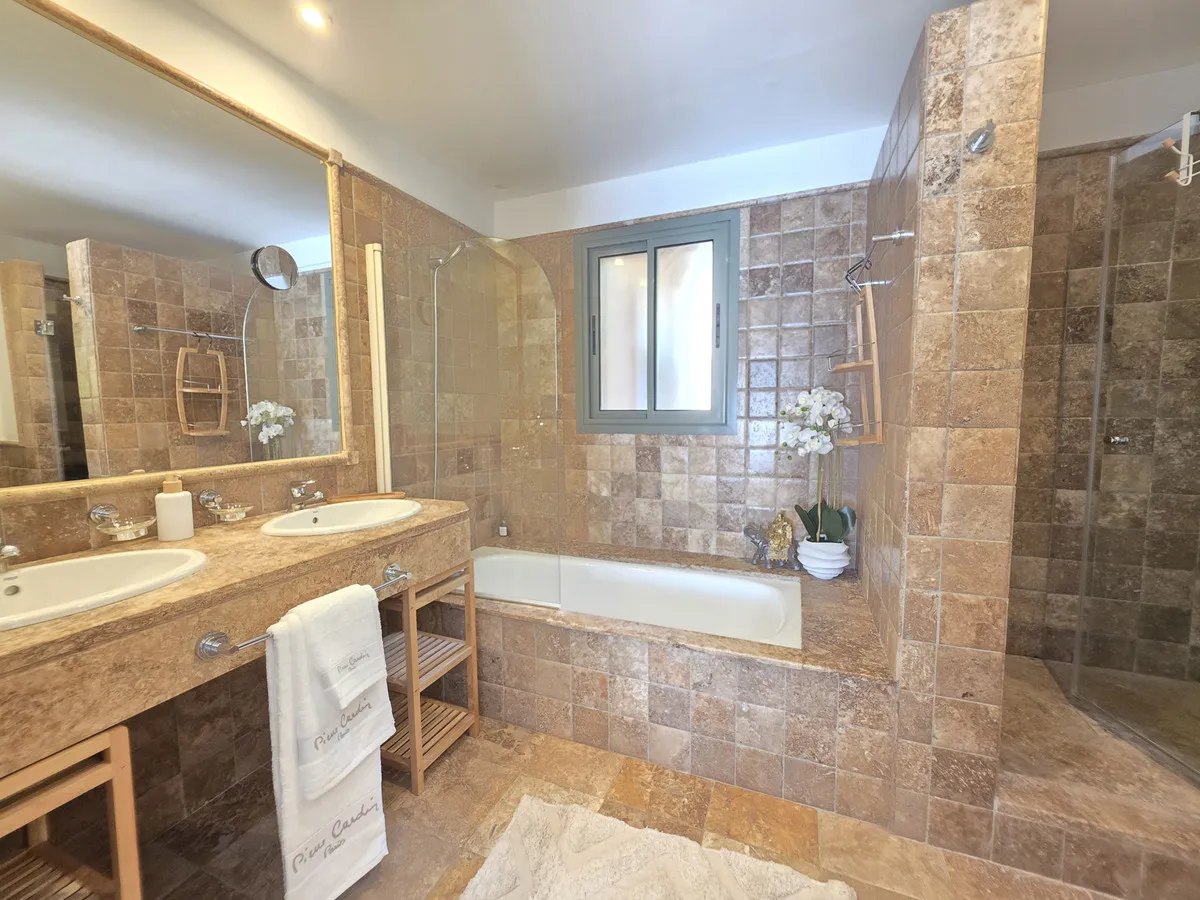 605d70ae-8f6f-435b-9f48-2f386339f297