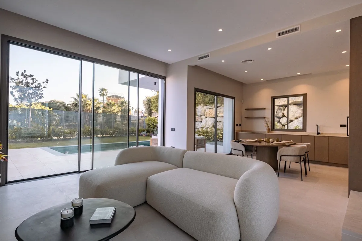 6ef20694-541c-4cb5-9a8b-562ba281f2c0