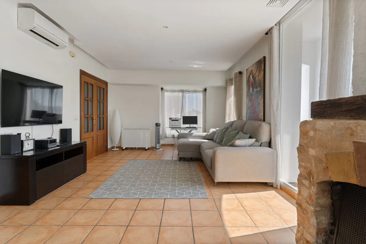 dbbaf5fe-d002-41a8-84e5-c90ec4b62aad