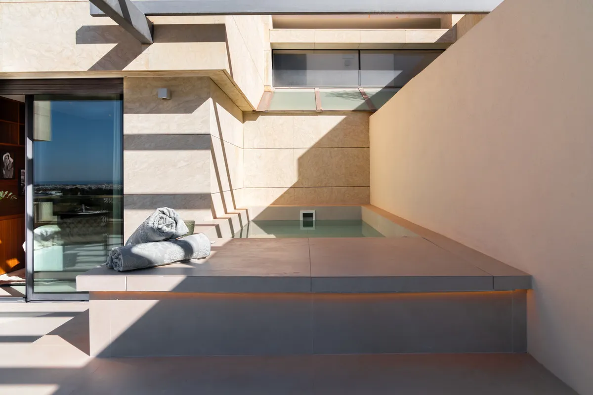 4fb93629-b67f-48d0-a599-baadb69e3931