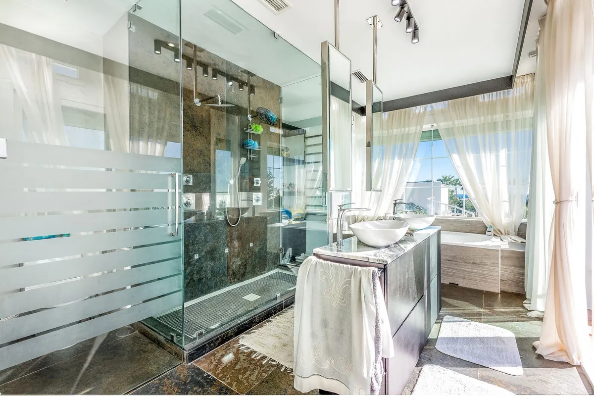 e2b9a9c0-1c61-4d39-a351-9ee8d9f8b038