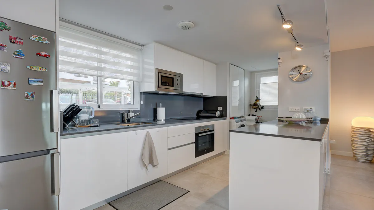 3c3b0380-7917-4bfc-8f33-c28af33691c2